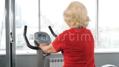 在健身房做有氧运动的退休妇女的背景。 健康活跃的老妇人.. 活跃的老年人。 老太太进来了